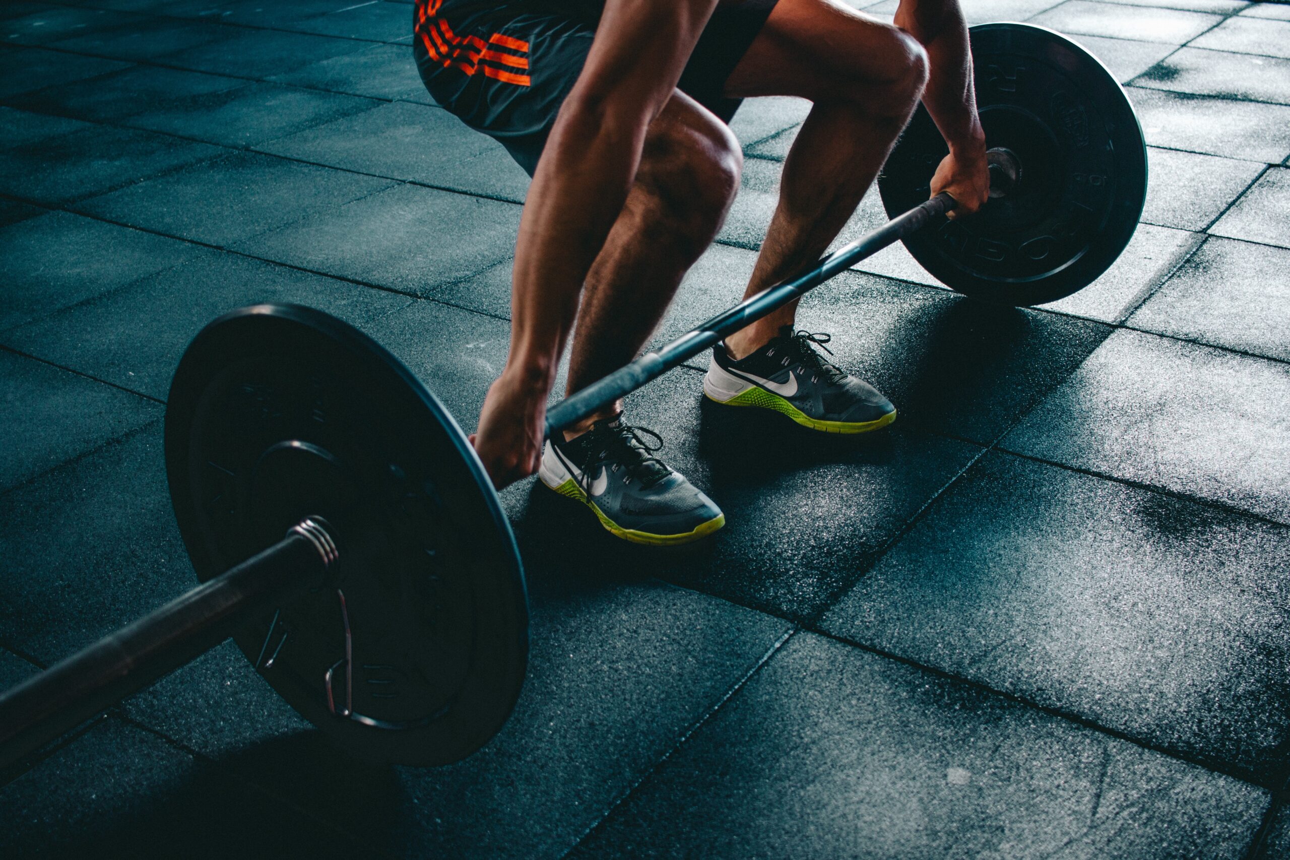 Mand skal til at løfte vægtstang i et fitnesscenter